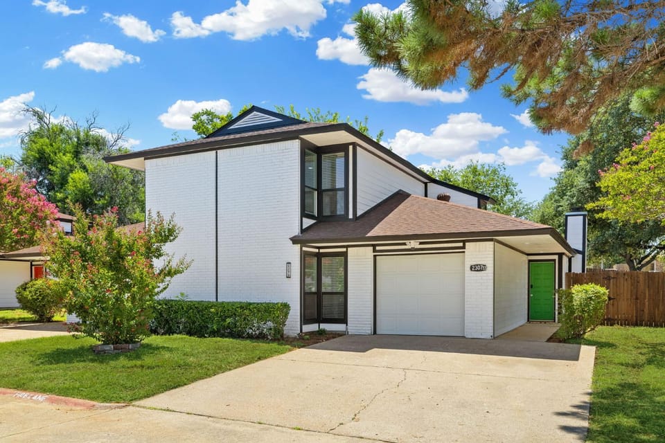 Property building, Spring, Day, Neighbourhood, Garden, Garden view, Street view