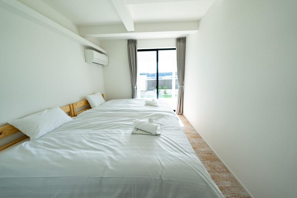 Bed, Bedroom, towels, air conditioner