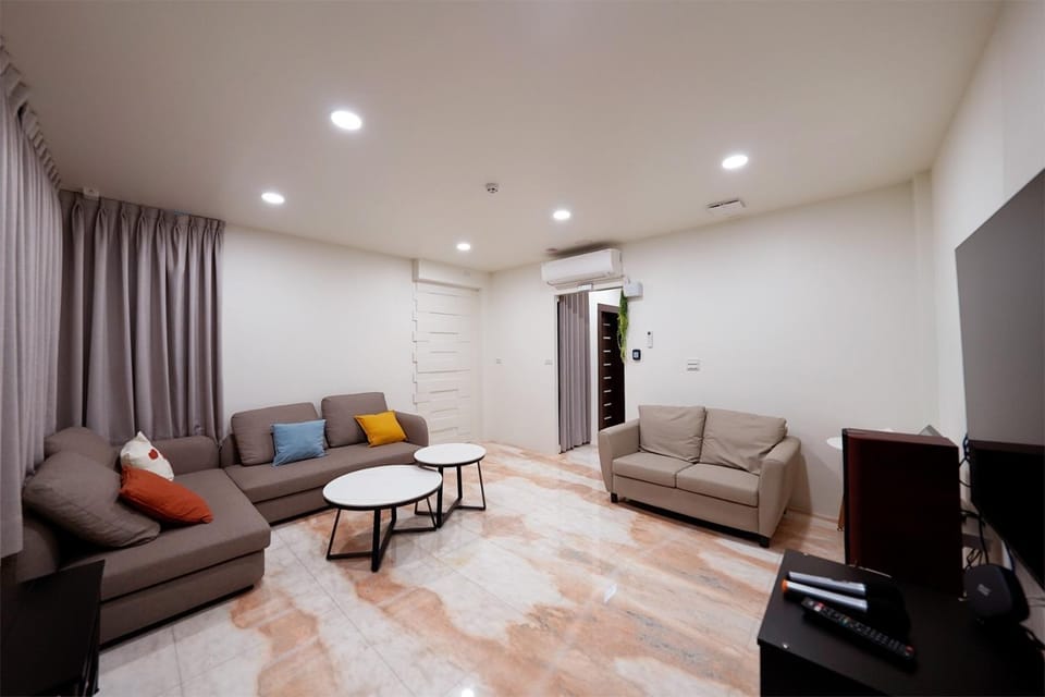Communal lounge/ TV room, Game Room, Karaoke, TV and multimedia, Living room, Seating area