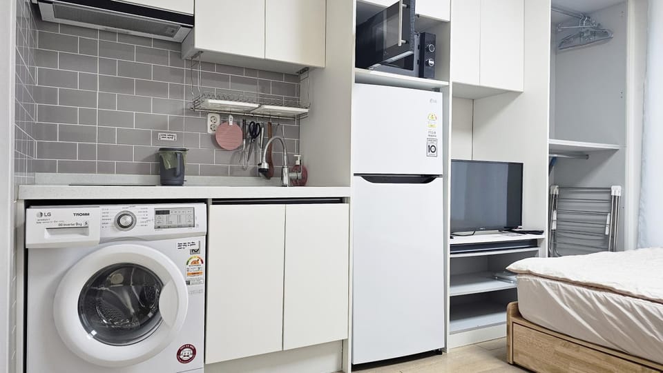 Kitchen or kitchenette, stove, washing machine