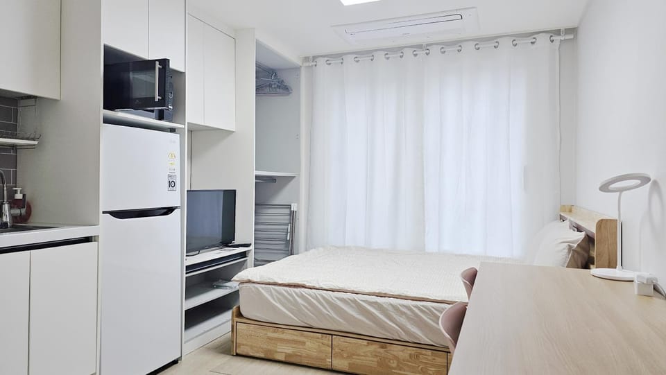 Bed, TV and multimedia, Kitchen or kitchenette, Bedroom