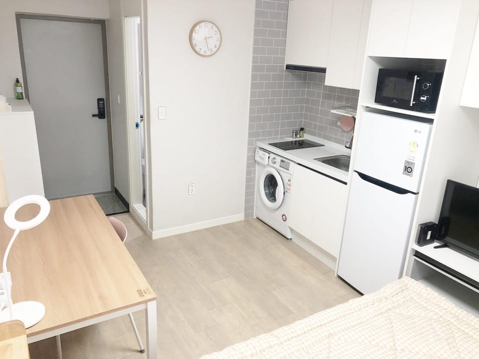 TV and multimedia, Kitchen or kitchenette, Dining area, stove, washing machine