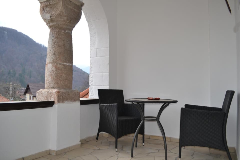 Balcony/Terrace, Mountain view