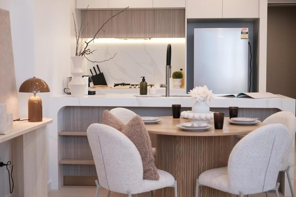 Kitchen or kitchenette, Dining area