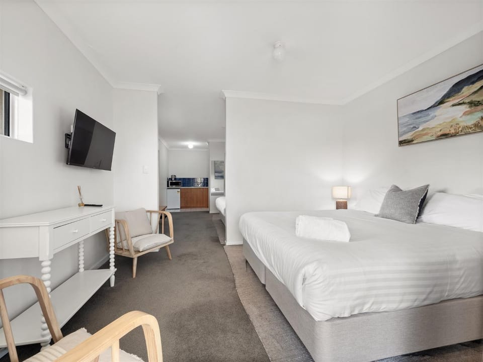 Photo of the whole room, Seating area, Bedroom