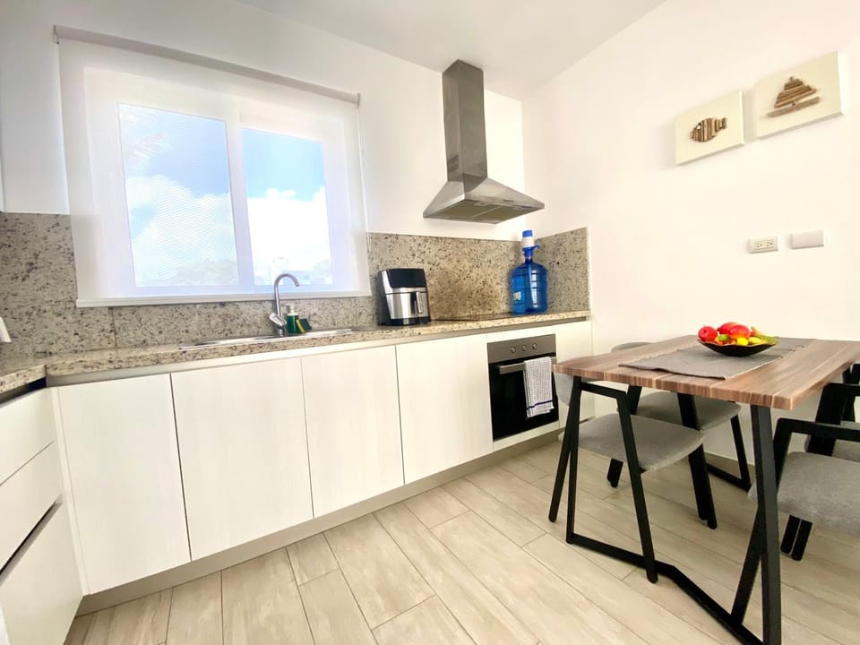 Coffee/tea facilities, Kitchen or kitchenette, Dining area, oven, stove, toaster