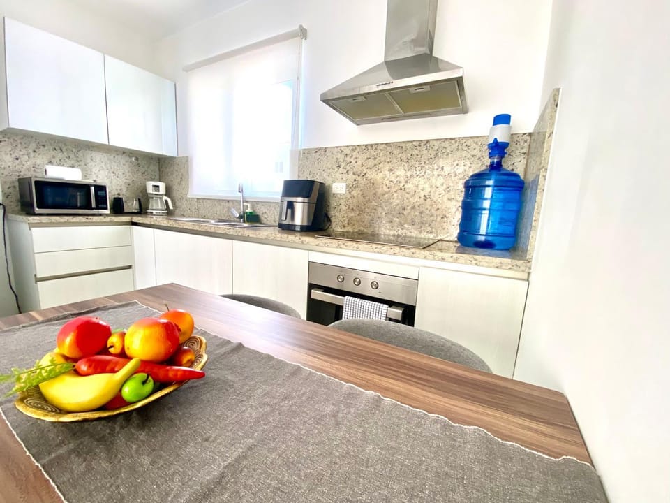 Kitchen or kitchenette, Food and drinks, Food, oven, stove, toaster