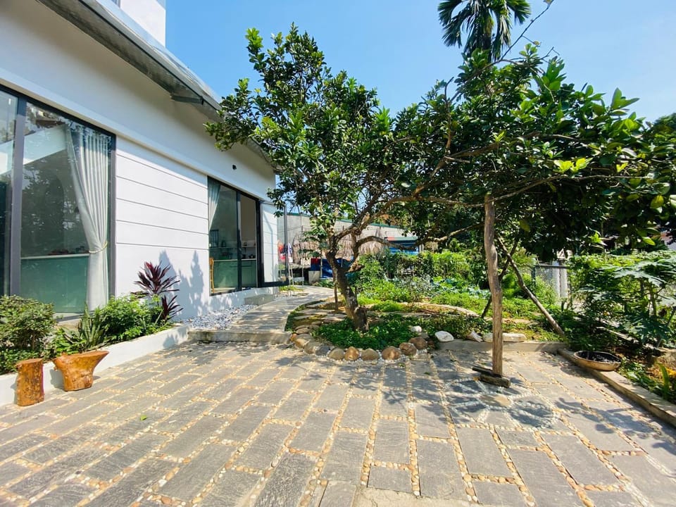 Property building, Day, Garden, Garden view