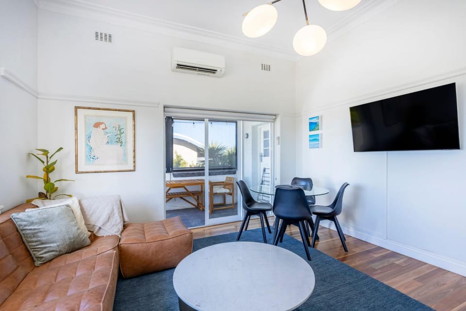 Living room, Seating area, Dining area, air conditioner