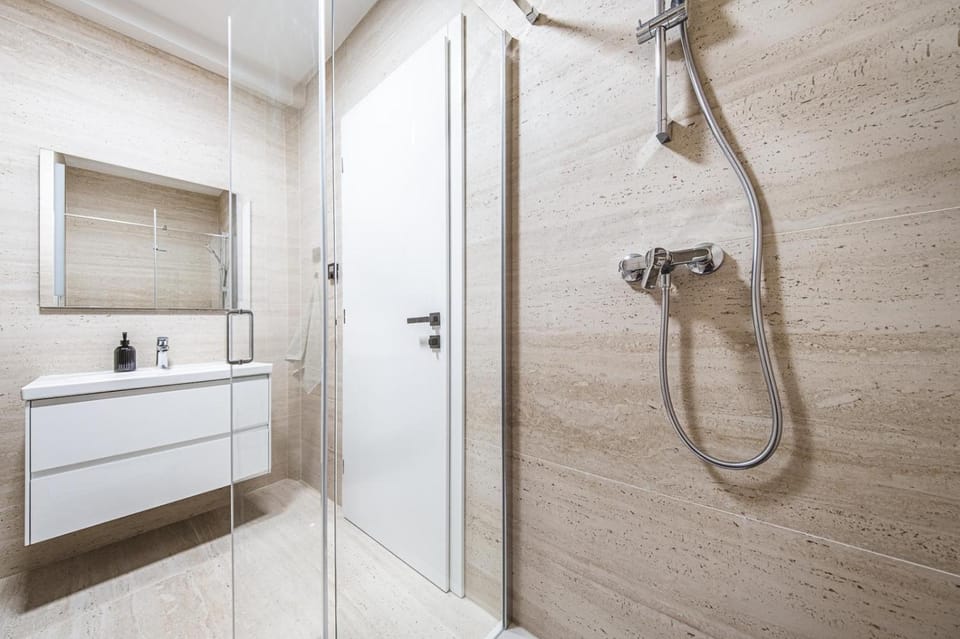 Shower, Toilet, Bathroom, On site, towels