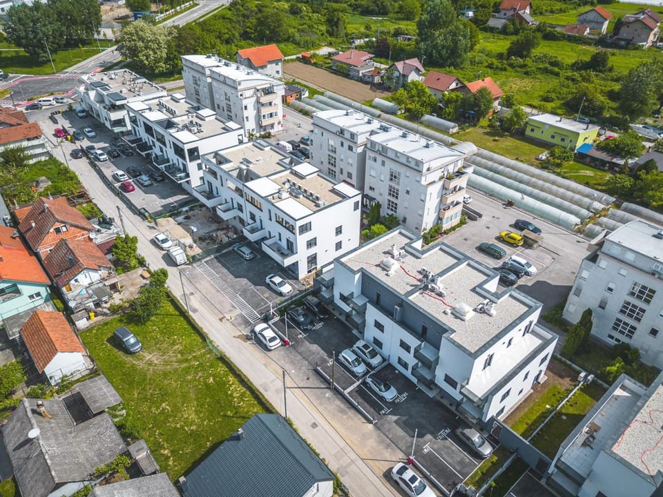 Property building, Day, Neighbourhood, Bird's eye view, City view, Street view, Location, Parking