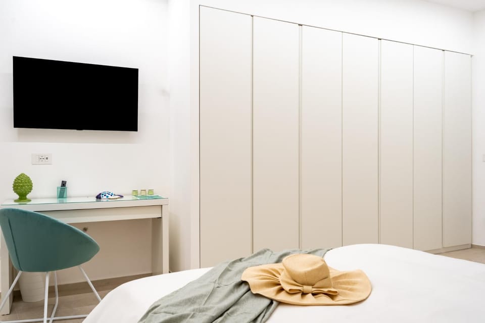 Bed, TV and multimedia, Bedroom, wardrobe