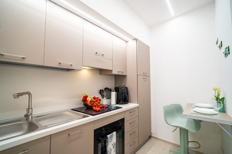 Kitchen or kitchenette, Dining area, oven, stove