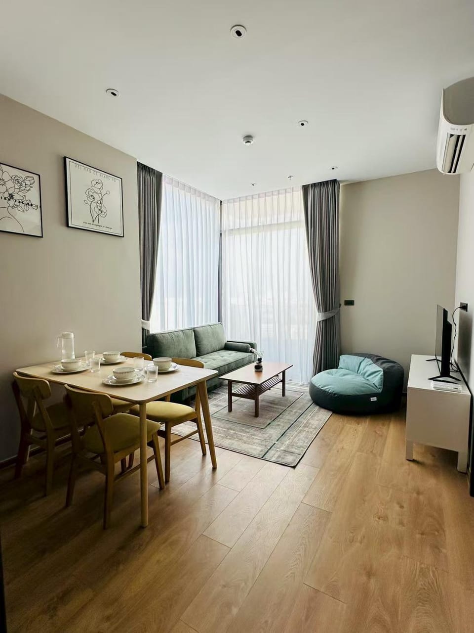 TV and multimedia, Living room, Seating area, Dining area, air conditioner