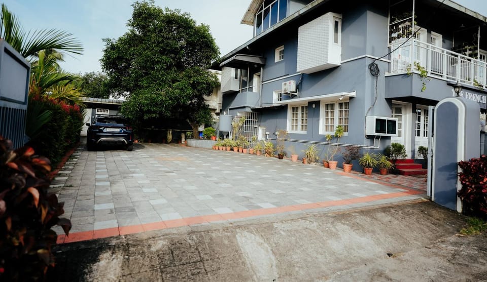 Property building, Day, Street view, Location, Parking