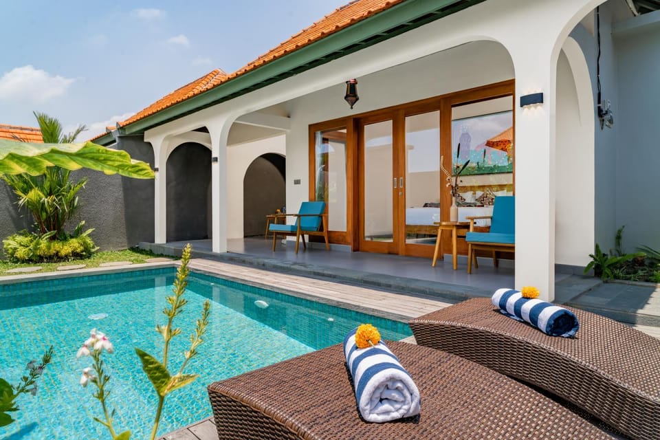 Patio, Pool view, Swimming pool, sunbed, towels