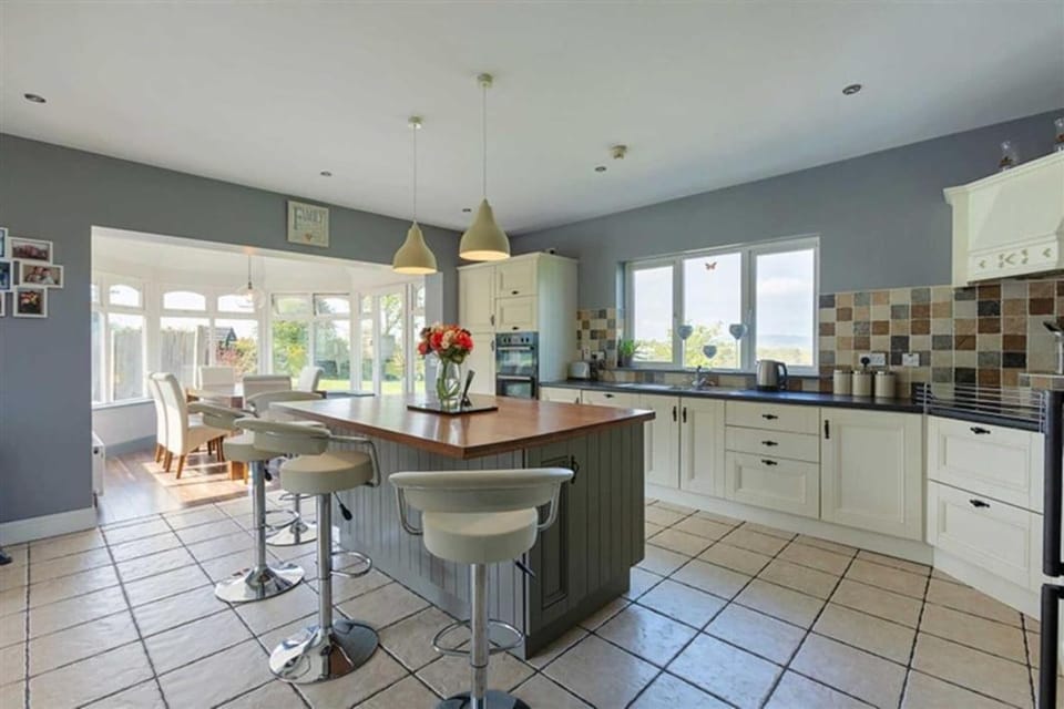 Kitchen or kitchenette, Dining area, dishwasher