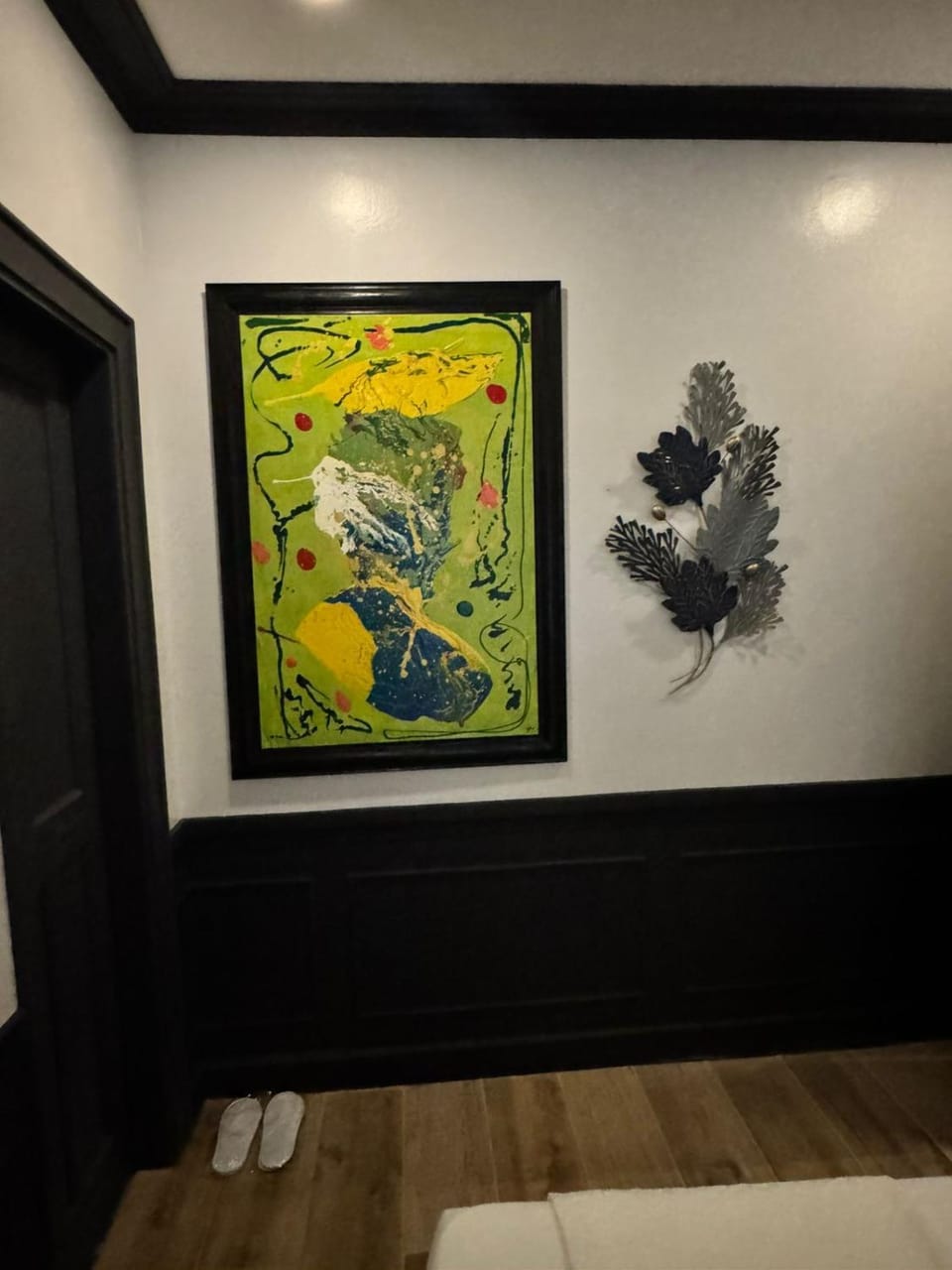 Photo of the whole room, Decorative detail