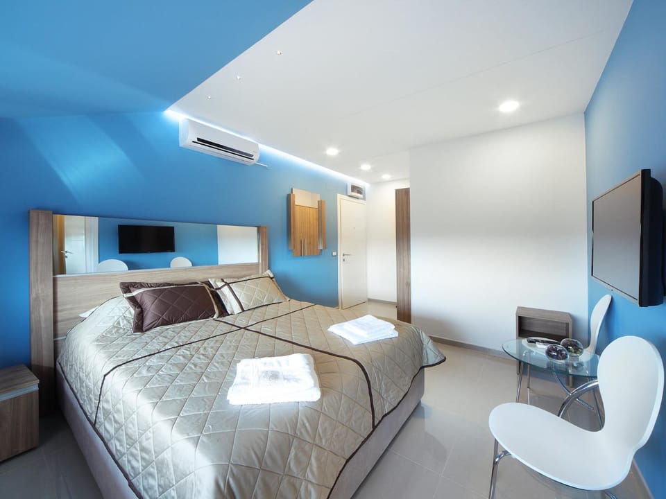 Bed, Photo of the whole room