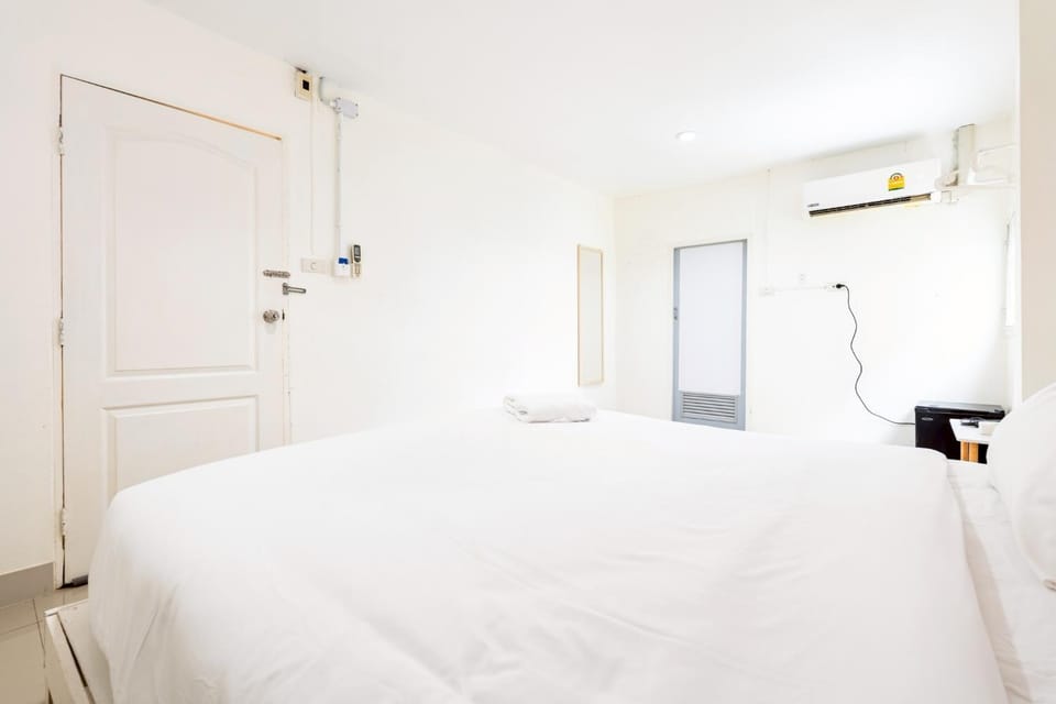 Bed, Photo of the whole room, Bedroom, air conditioner