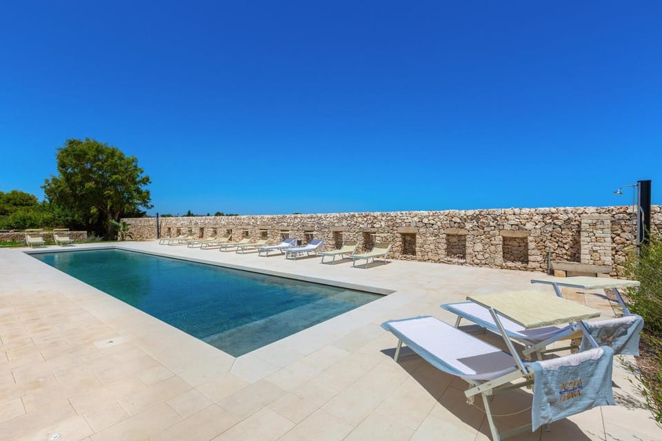 Swimming pool, sunbed