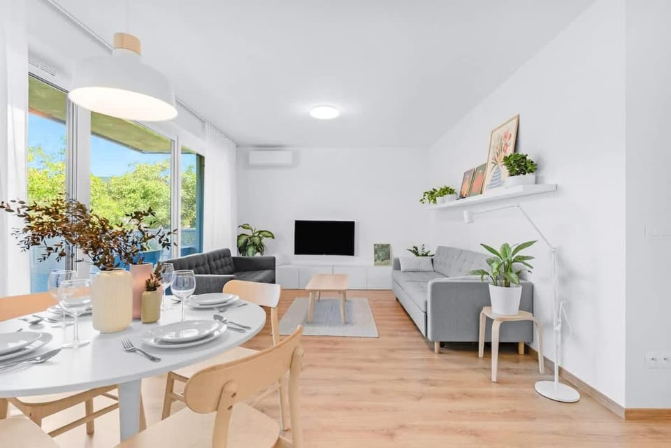 TV and multimedia, Living room, Seating area, Dining area, Evening entertainment