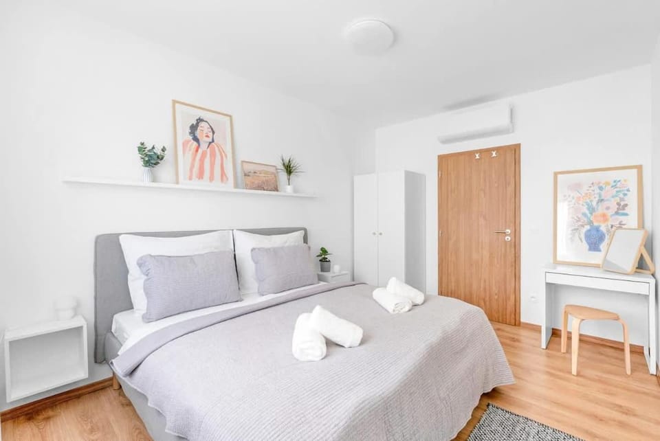 Bed, Photo of the whole room, Bedroom, towels, wardrobe