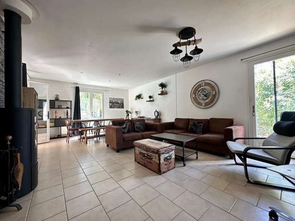 TV and multimedia, Living room, Seating area, Dining area, fireplace