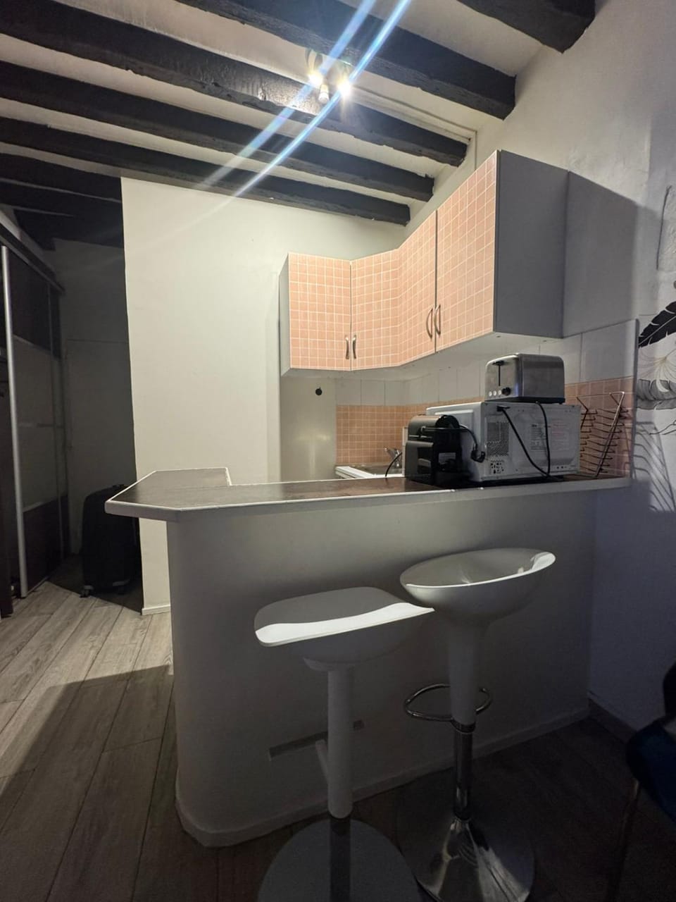 Kitchen or kitchenette, minibar, stove