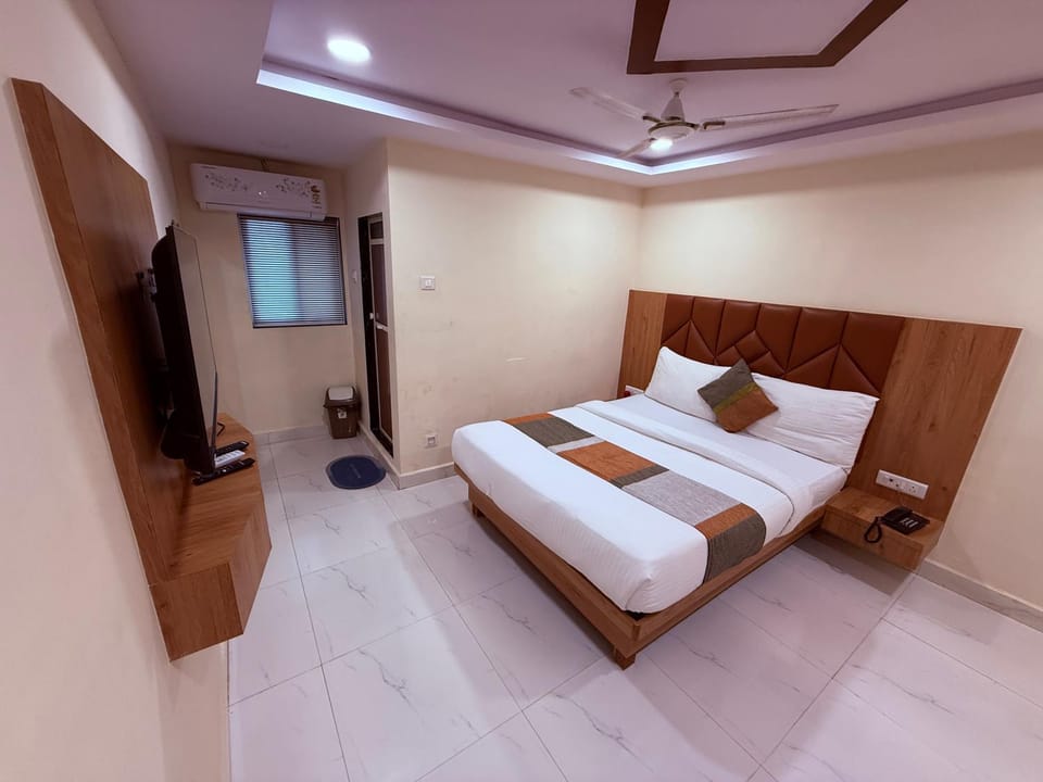 Bed, TV and multimedia, Photo of the whole room, Bedroom, wardrobe, air conditioner