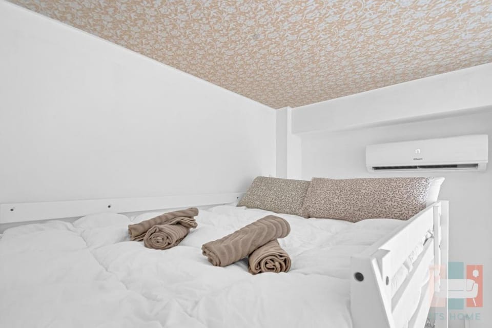 Bed, Photo of the whole room, towels