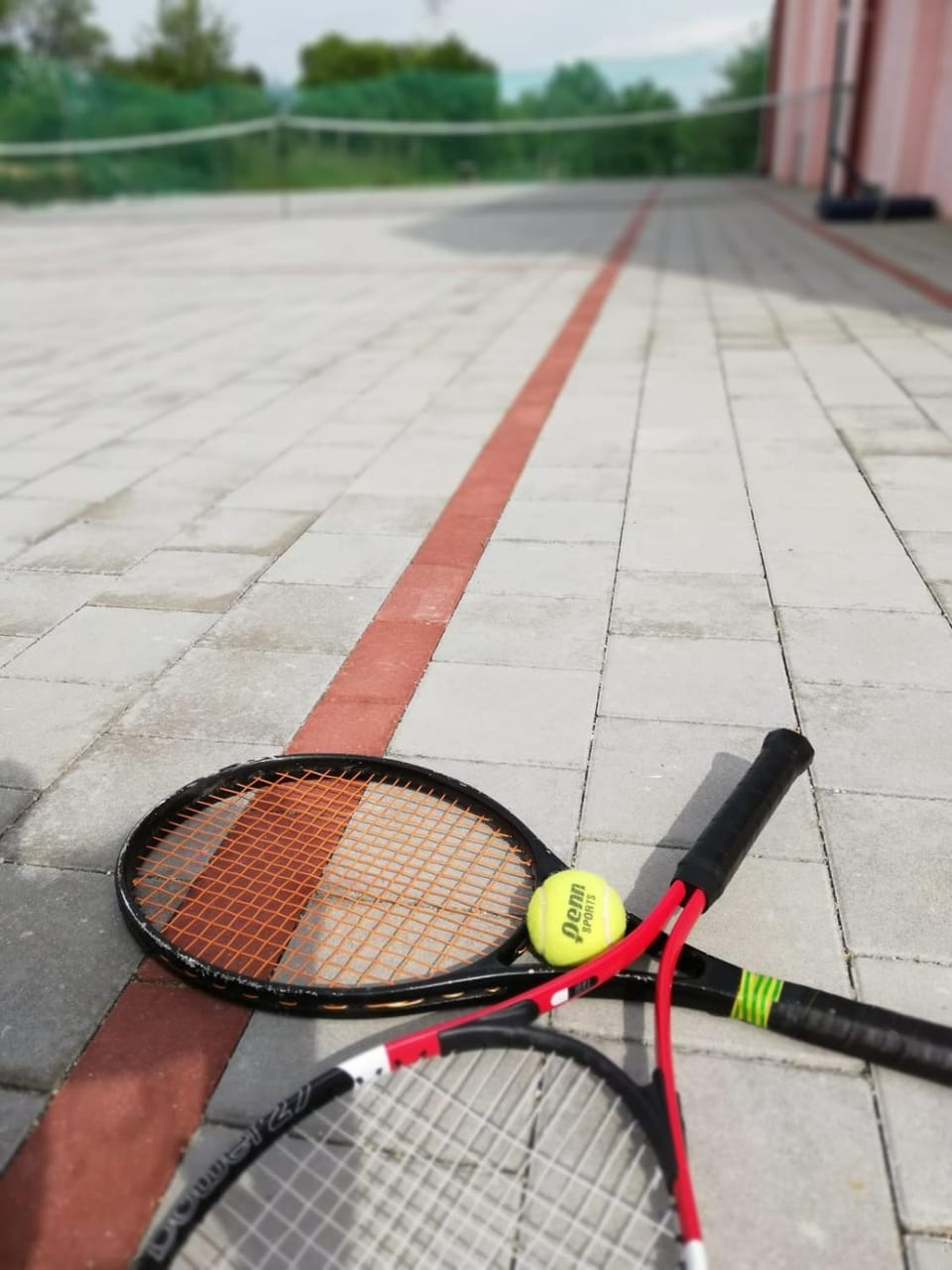Day, Tennis court
