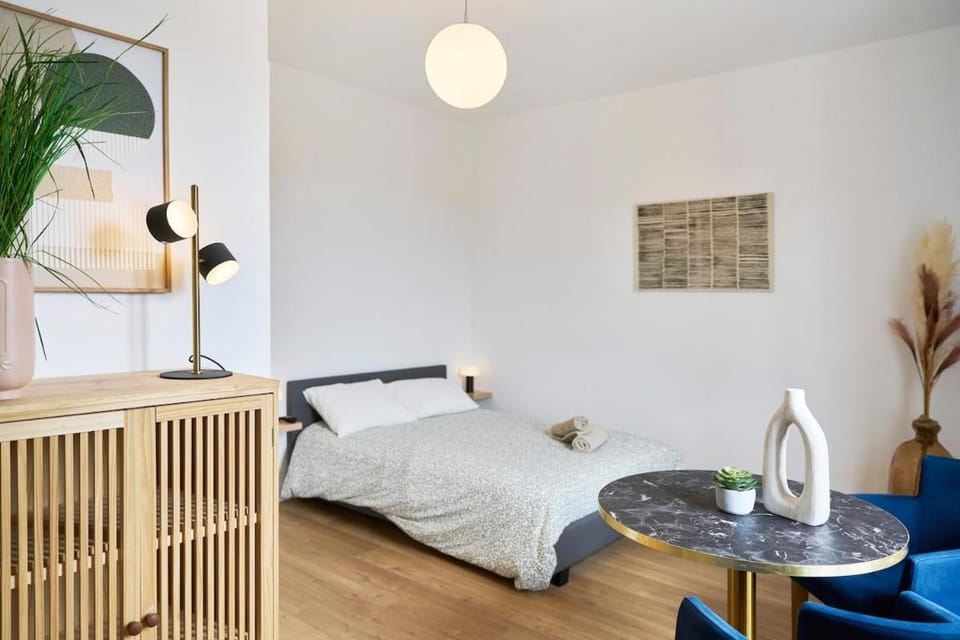 Bed, Photo of the whole room, Bedroom