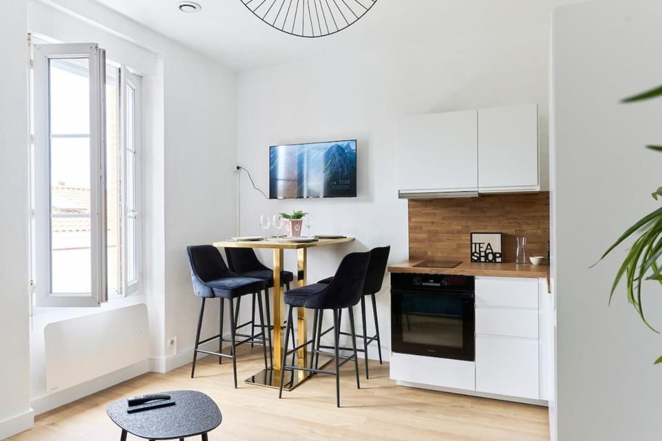 TV and multimedia, Dining area, internet, oven, stove, kitchen