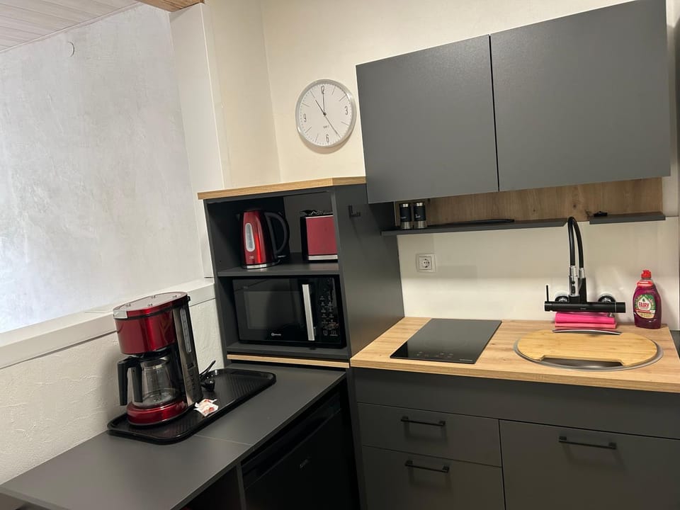 Coffee/tea facilities, Kitchen or kitchenette, stove, toaster