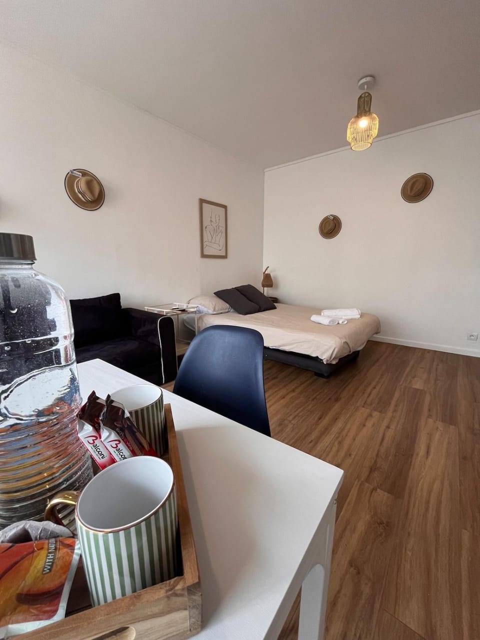 Bed, TV and multimedia, Living room, Photo of the whole room, Seating area, Dining area, Bedroom