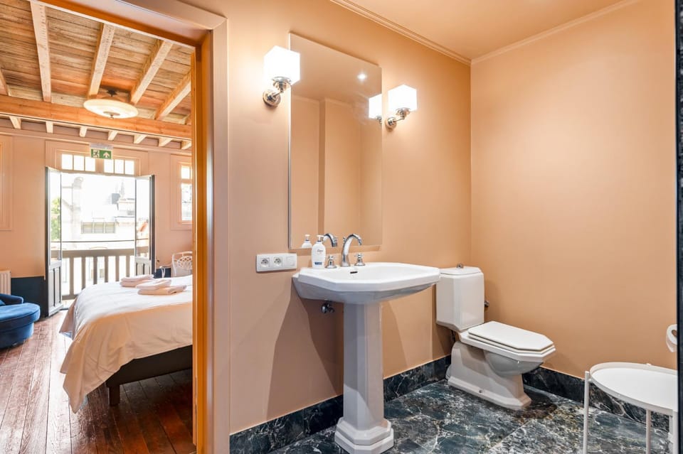 Toilet, Bathroom, towels