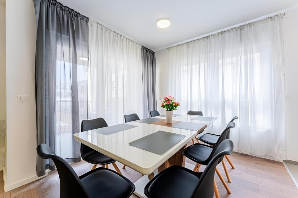 Balcony/Terrace, Decorative detail, Dining area
