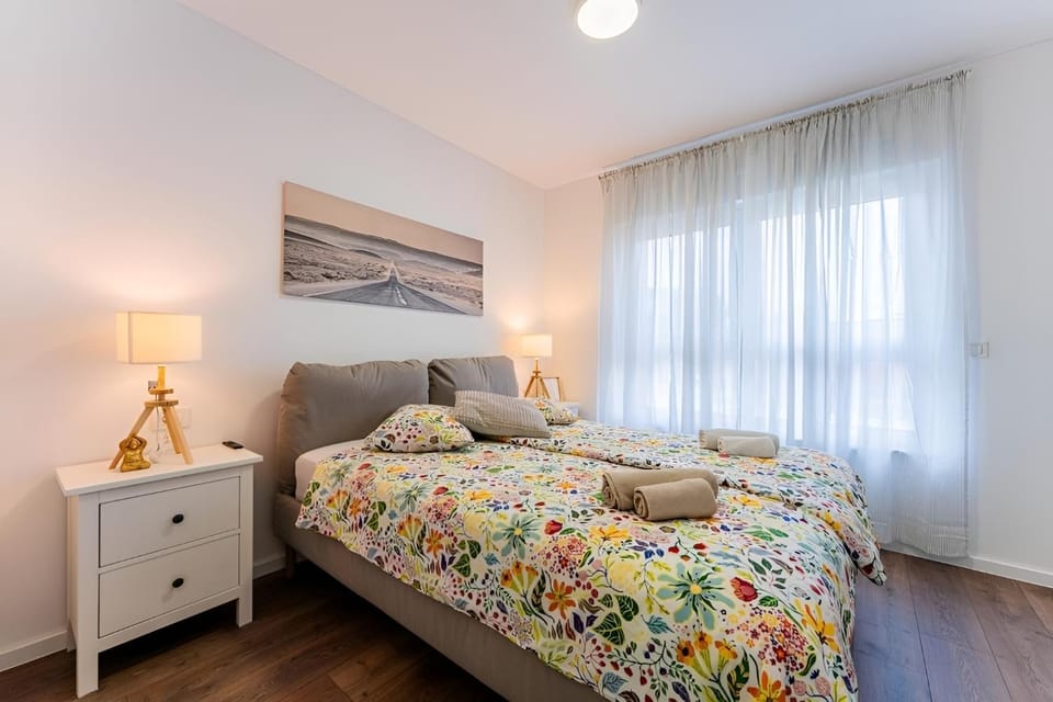 Bed, Bedroom, towels