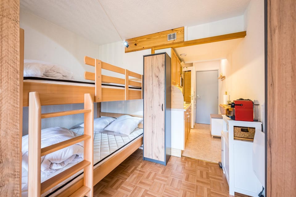 Bed, Kitchen or kitchenette