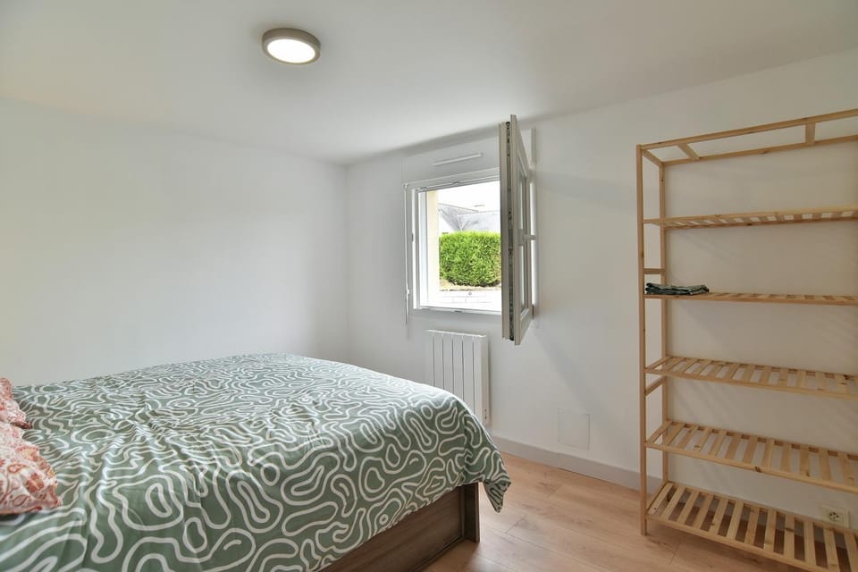 Photo of the whole room, Bedroom