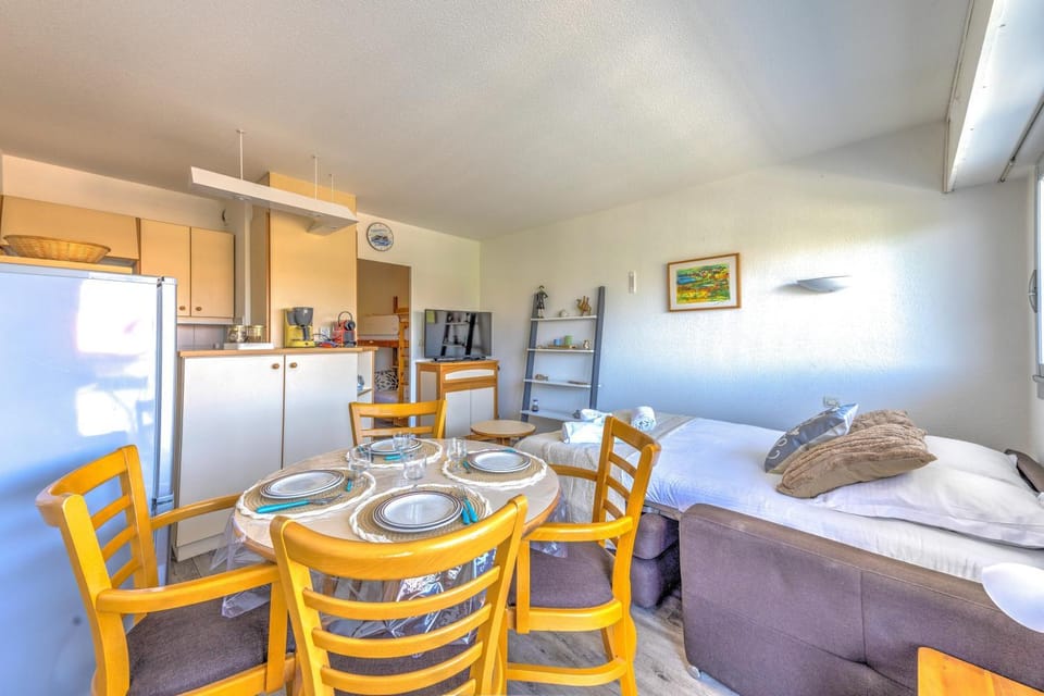Kitchen or kitchenette, Seating area, Dining area