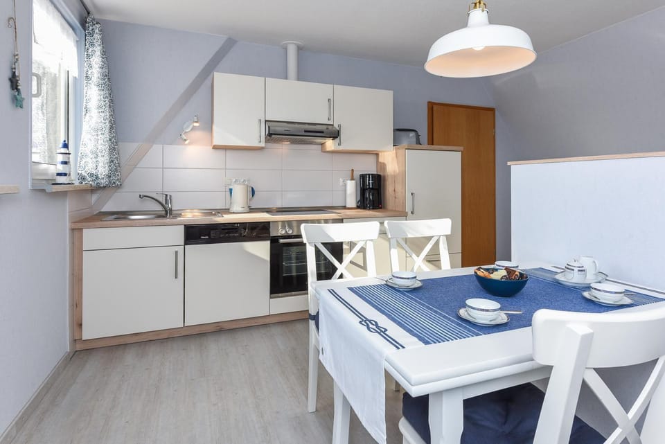 Coffee/tea facilities, Kitchen or kitchenette, dishwasher, oven, stove, toaster
