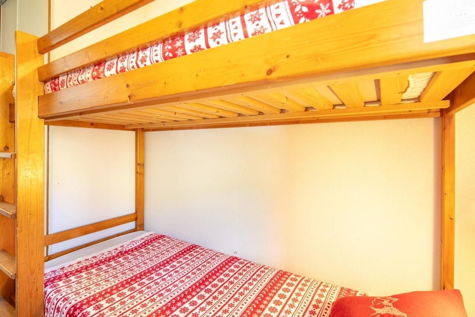 Bedroom, bunk bed