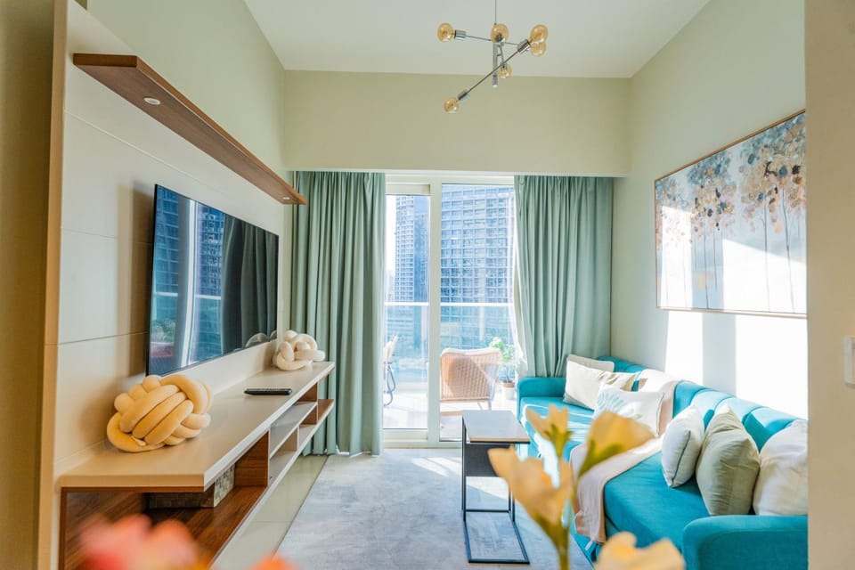 Modern 1BR in Business Bay Balcony Pool Access Apartment in Dubai