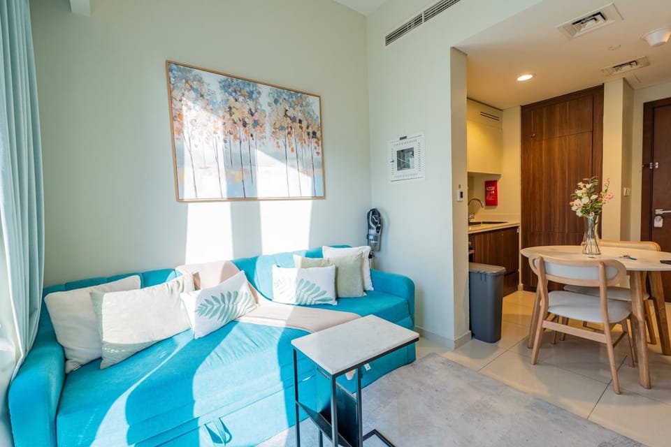 Modern 1BR in Business Bay Balcony Pool Access Apartment in Dubai