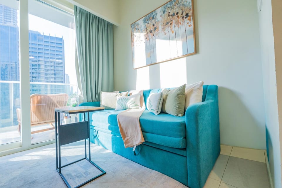 Modern 1BR in Business Bay Balcony Pool Access Apartment in Dubai