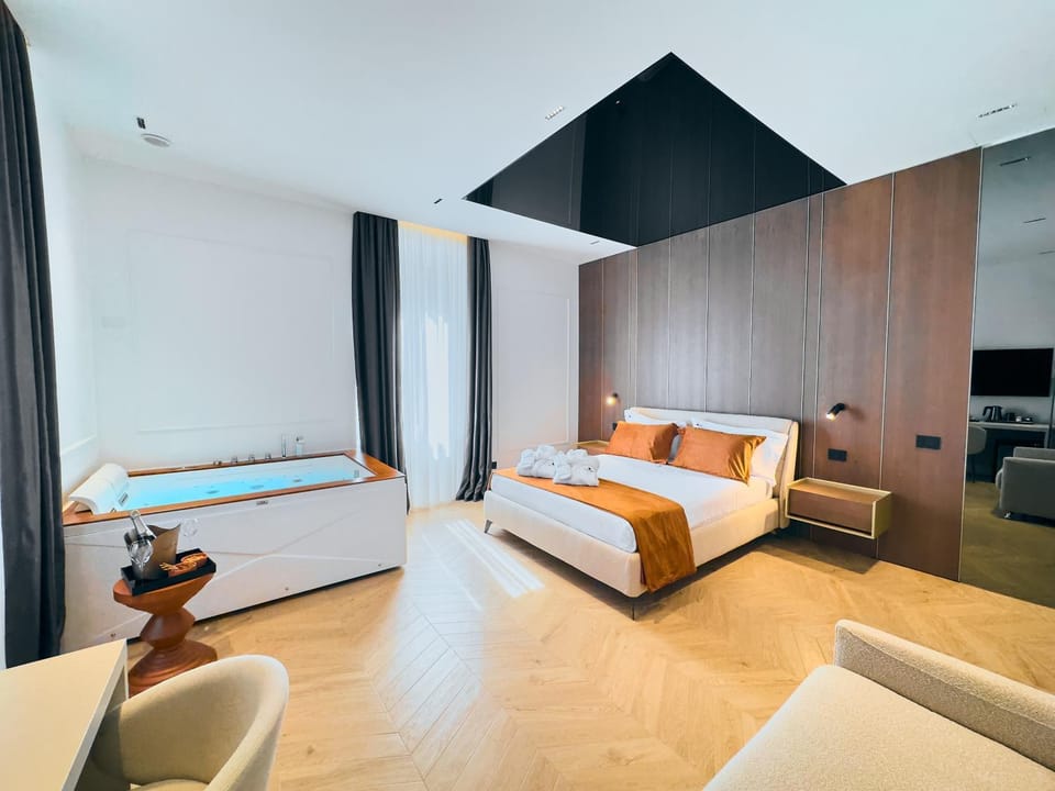Bed, TV and multimedia, Photo of the whole room, Bedroom, towels