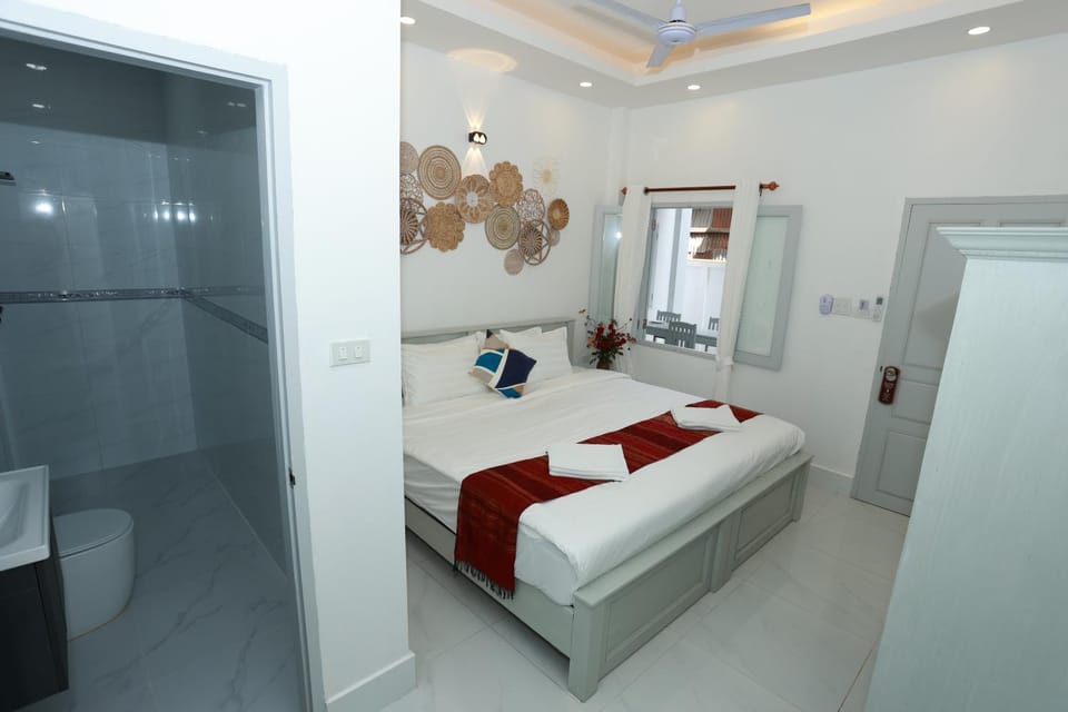 Bed, Bathroom, Photo of the whole room, Bedroom, towels, wardrobe
