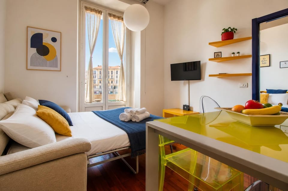 Central Station 5 min - Double bed Caiazzo 4 guests Wifi Apartment in Milan